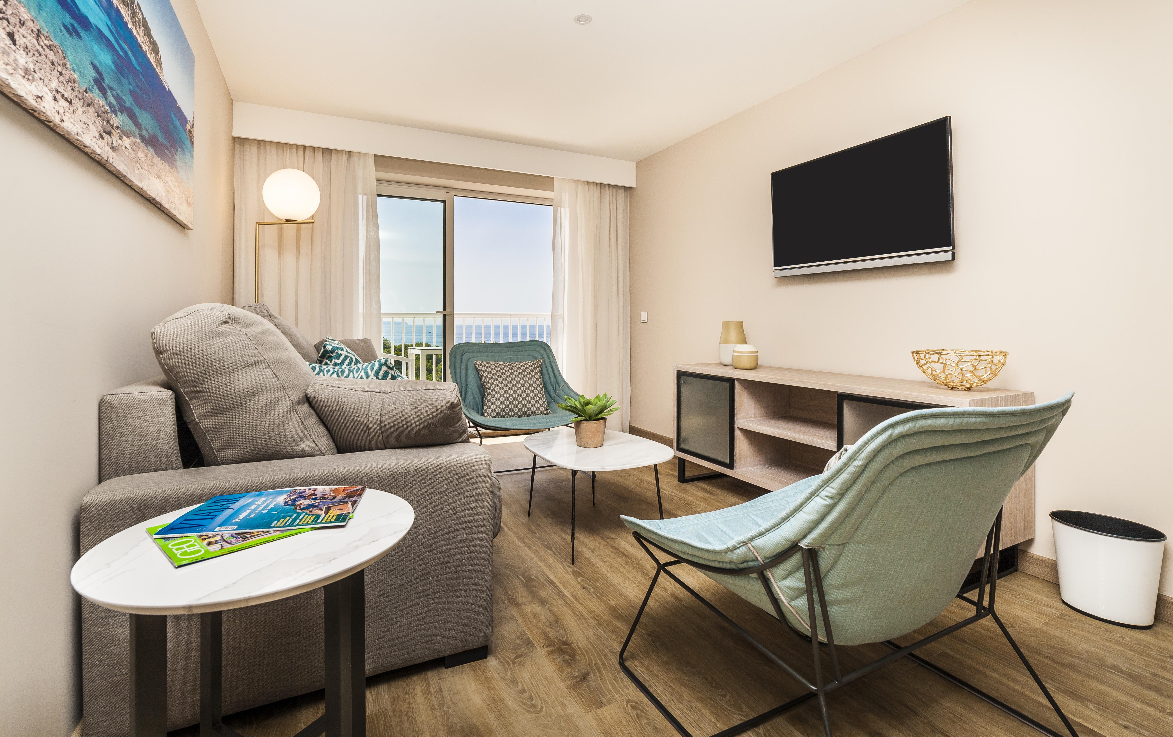 Eurostars Marivent Hotel Palma de Maiorca Exterior foto A living room in a hotel room