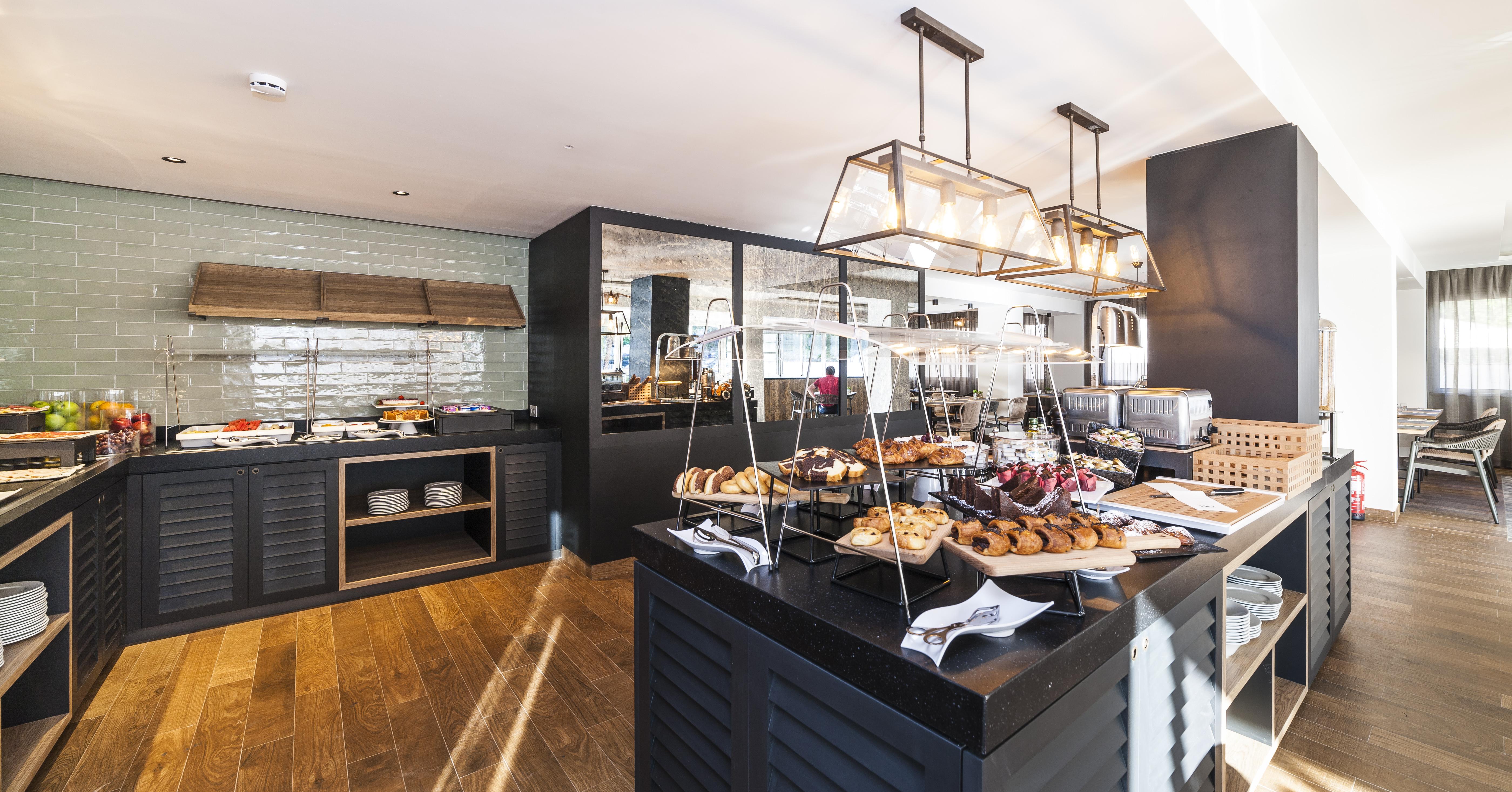 Eurostars Marivent Hotel Palma de Maiorca Exterior foto Breakfast buffet at the hotel